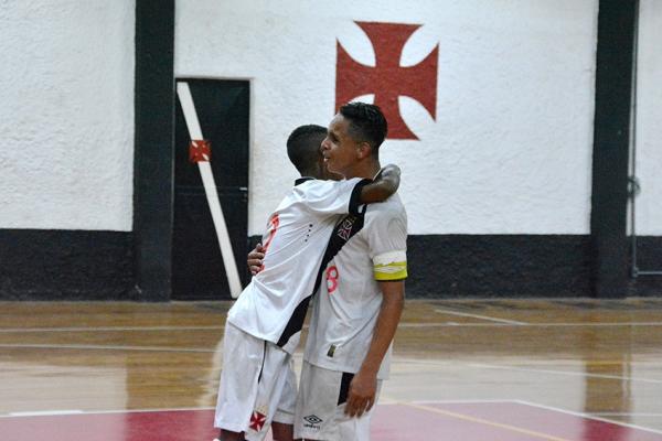 Marlos comemora um dos gols da goleada do sub-13