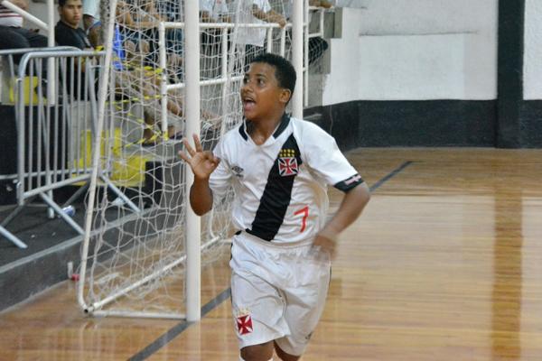 Juan Batata vibra com um de seus gols no jogo