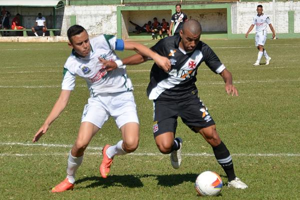 Coutinho disputa bola com o adversrio