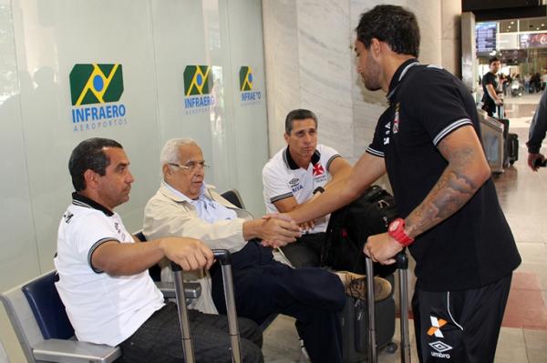 Ao lado de Zinho e Jorginho, presidente Eurico Miranda cumprimenta jovem Hugo Borges