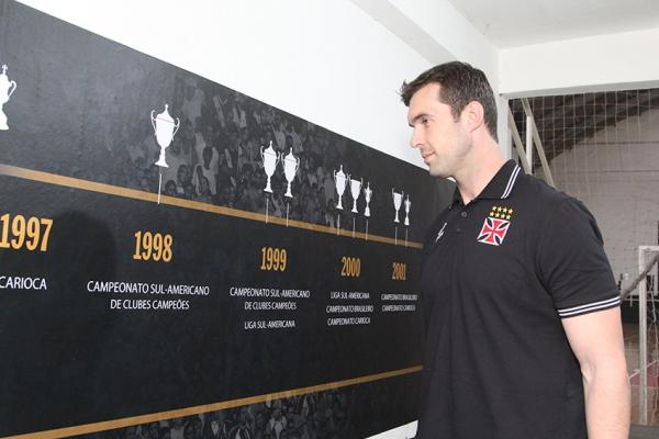 Murilo observa a parede com os ttulos do basquete vascano