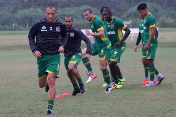 Jogadores suaram a camisa no CT do Nutico