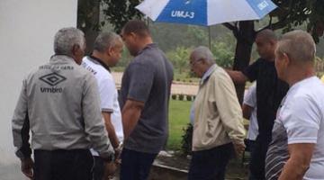 O presidente Eurico Miranda assistiu ao treino rodeado de seguranas e diretores do clube