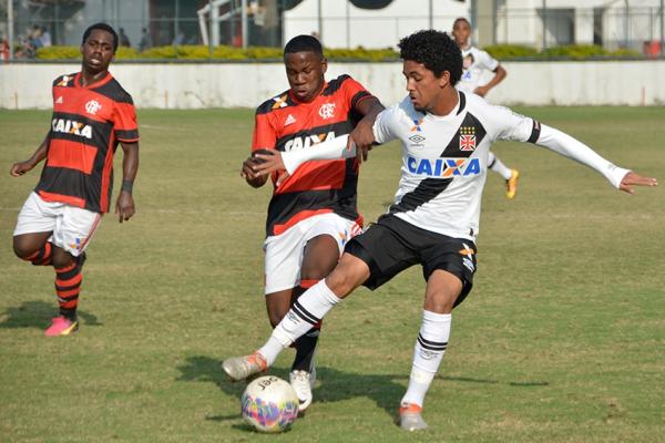 Douglas Luiz disputa bola com o marcador