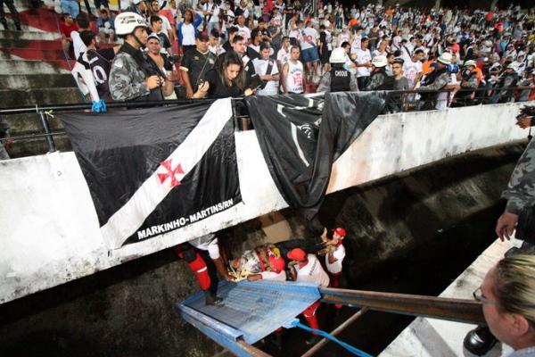 Torcedor  socorrido por paramdicos dentro do fosso do Arruda