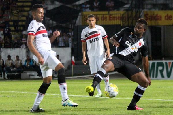 Thalles disputa bola com defesa do Santinha