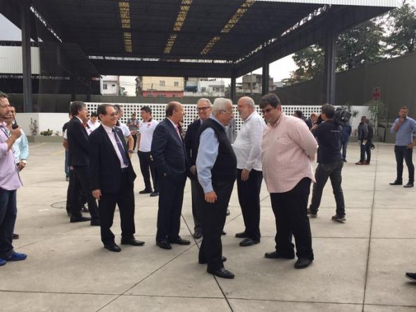 Eurico Miranda e dirigentes antes da inaugurao do Caprres