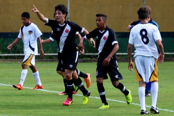 Roger comemora o segundo gol vascano
