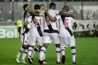 Jogadores comemoram gol de derson
