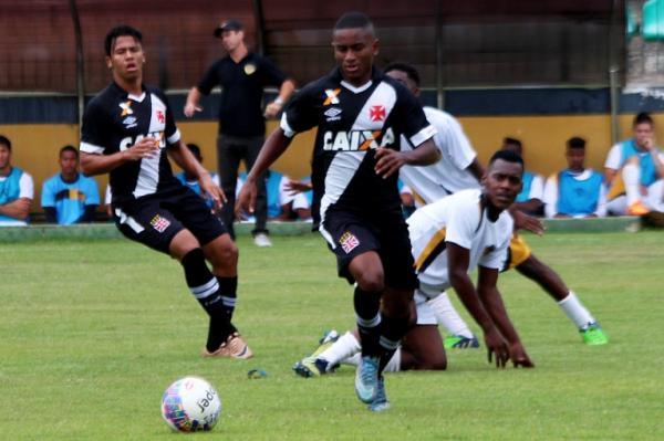 Cayo Tenrio se livra da marcao adversria