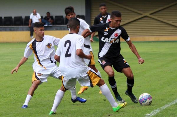 Alexandre organizou o meio-campo neste sbado