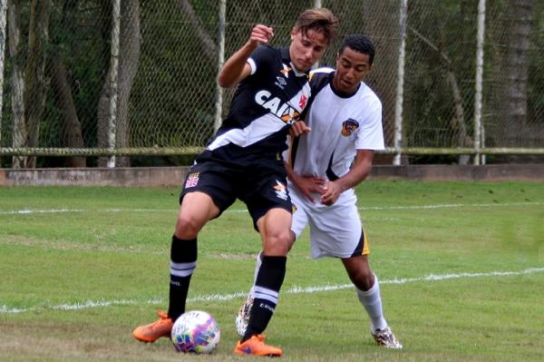 Gabriel Nores protege a bola do defensor rival