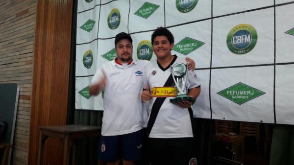 O campeo Davi, recebendo o trofu conquistado no dia do seu aniversrio.