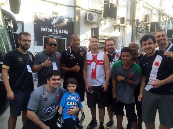 Rodrigo atendeu aos scios-torcedores na chegada ao estdio