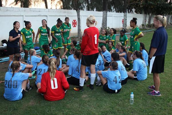 Equipes conversam aps o jogo