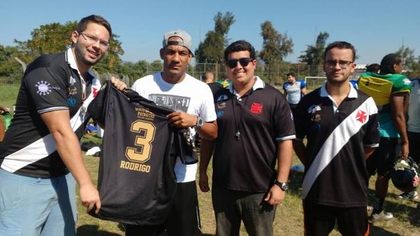 Rodrigo ganhou da comisso tcnica uma camisa personalizada