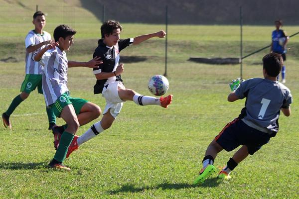 Vicente toca na sada do goleiro para marcar o gol