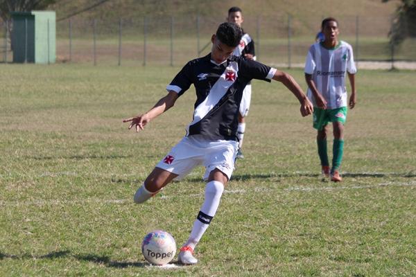 Joo Vitor bate o pnalti com perfeio e marca um de seus trs gols no jogo