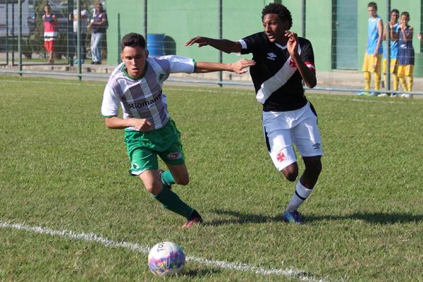 Talles disputa bola com o adversrio