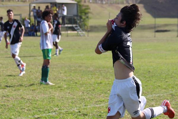 Vicente comemora o gol beijando a Cruz de Malta