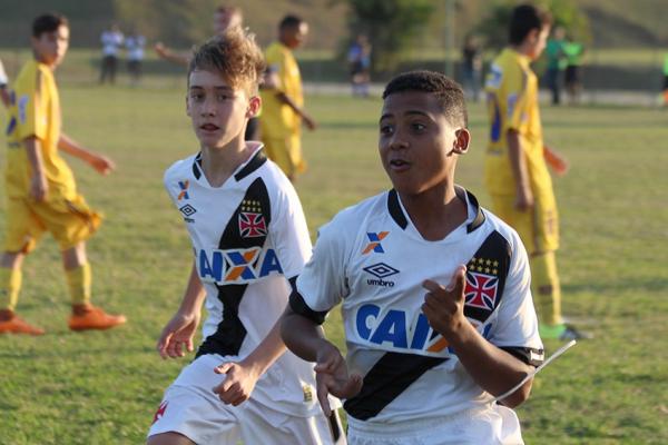 Juan Batata (dir) comemora seu segundo gol no jogo acompanhado de Kauet (esq)