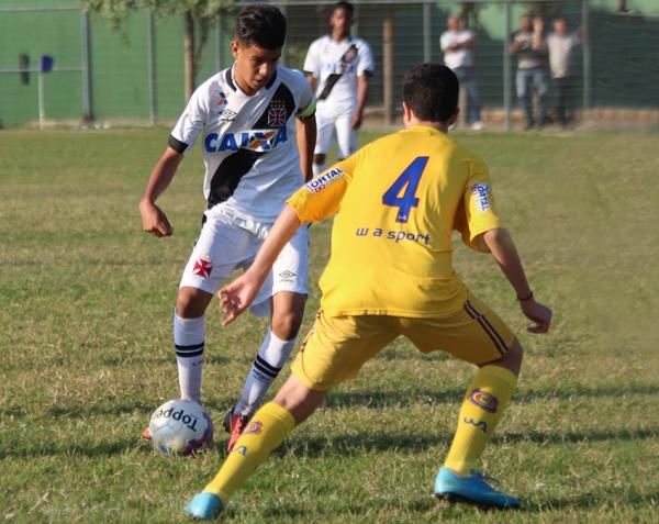 Miguel durante jogada que terminou em golao