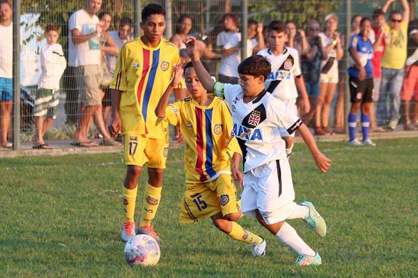 Gustavinho deu trabalho aos defensores do Madureira