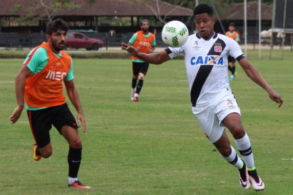 Jussa domina bola observado pelo portugus Srgio Oliveira