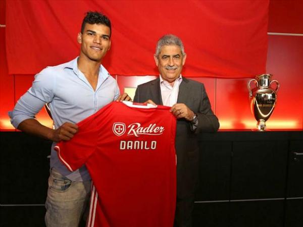 Ainda sem nmero definido, brasileiro j recebeu camisa do novo clube