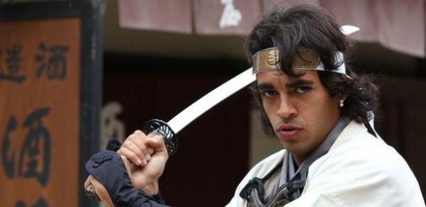 Jnior Dutra posa como samurai para revista do Kashima Antlers em 2012