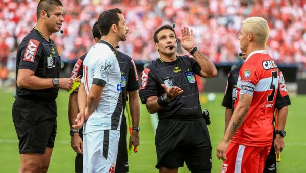 Olvio ( dir.) foi punido preventivamente pelo STJD