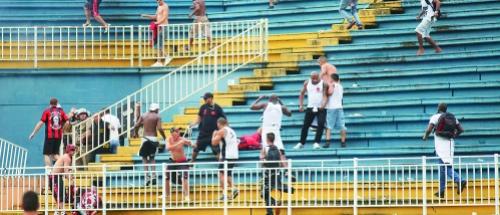 Conflito foi durante jogo entre Vasco da Gama e Atltico Paranaense no dia 8 de dezembro de 2013