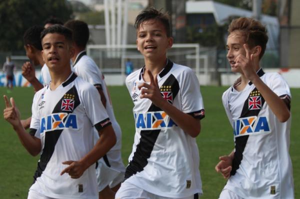 Miguel, Russo e Kauet festejam um dos gols vascanos