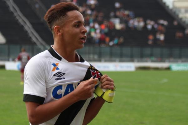 Marlon exibe cruz de malta com orgulho