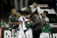 Jogadores comemoram gol de Thalles
