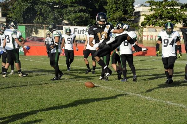 O wide receiver Rud comemora um TD contra o Botafogo em 2015