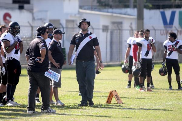 Tcnico Gabriel Mendes ( ao centro de chapu ) espera mais uma grande atuao da equipe