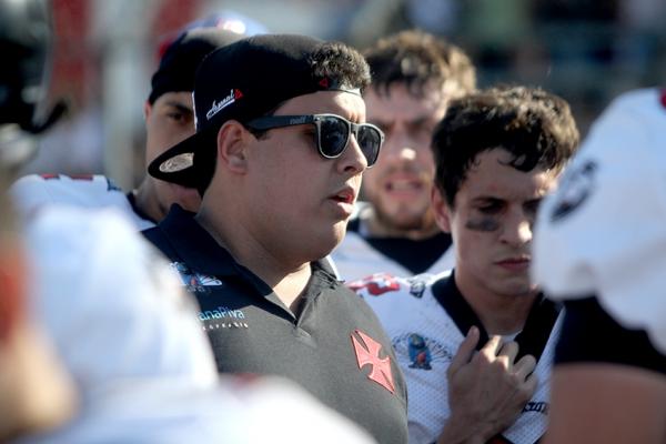 Bruno Barandas e os jogadores no intervalo de jogo