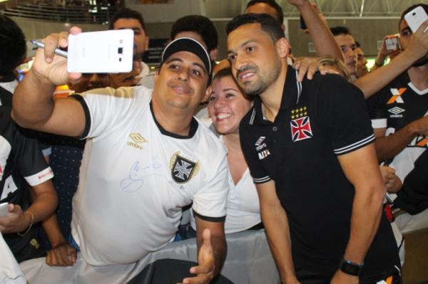 der Luis recebe o carinho da torcida