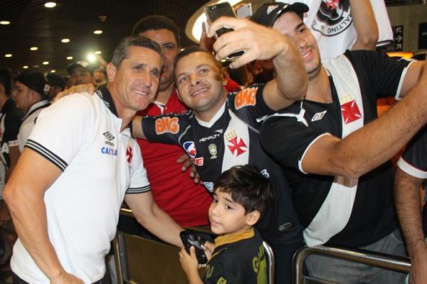 Jorginho posa para selfie com os vascanos