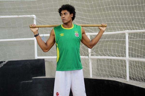 Mrcio faz exerccio durante o primeiro dia de treinamentos