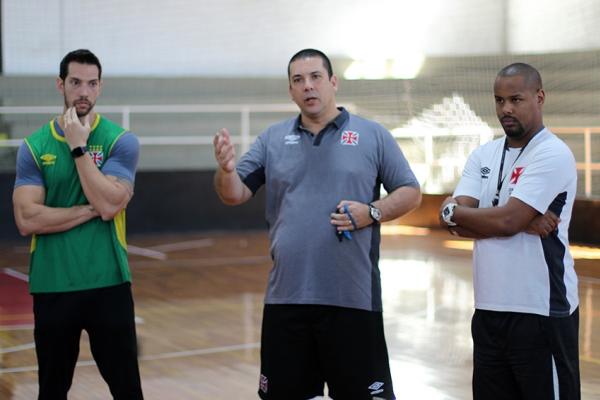 Christiano conversa com o grupo acompanhado de Bruno (esq) e Cssio, seu auxiliar (dir)