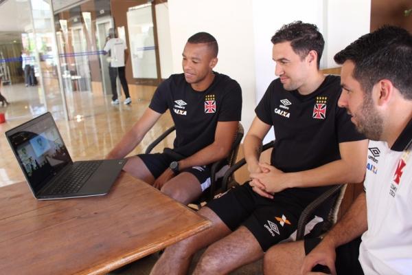 Goleiros Martn Silva e Jordi acompanham sorteio ao lado do preparador de goleiros Fbio Tepedino