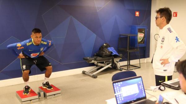 Alex Evangelista (direita) avalia Neymar na seleo brasileira