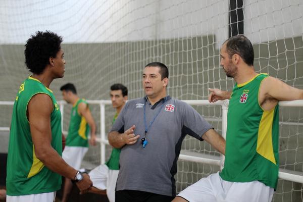 Christiano conversa com Mrcio e Drudi durante treinamento