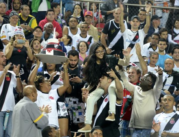 Torcida do Vasco no no Estdio Kleber Andrade, em Cariacica