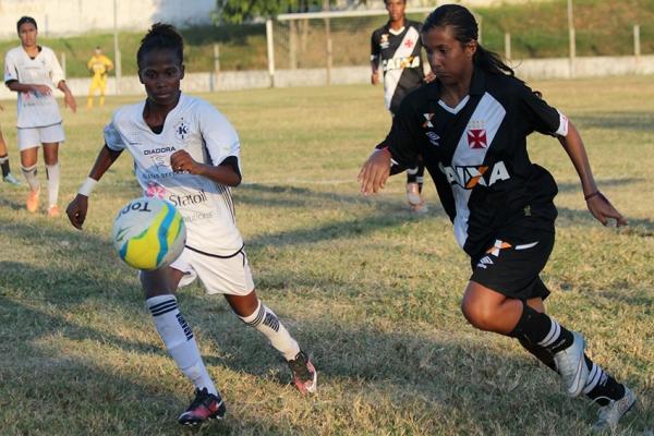 Larissa Esquerdinha em ao com a camisa do Vasco