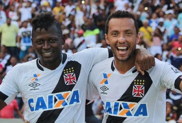 Riascos, ao lado de Nen: destino do atacante no deve ser o Vasco