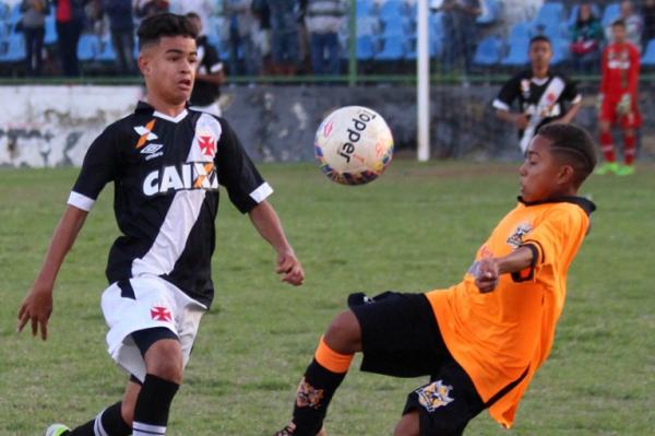 Miguel aplica lenol em atleta do Nova Iguau durante a fase classificatria
