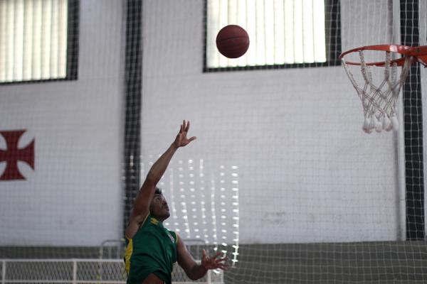 Mrcio arremessa no Ginsio Vasco da Gama